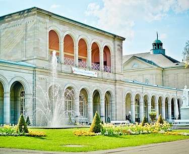 Bad Kissingen Kurgebäude Blick auf eine Gartenanlage in Bad Kissingen