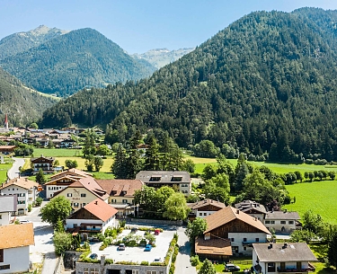 Ansicht auf das Gutsgelände Ansicht auf das Romantik Hotel Stafler und das Gut aus der Ferne