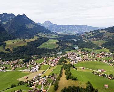Blick auf das Dorf Charmey und die umliegenden Berge Blick auf das Dorf Charmey und die umliegenden Berge